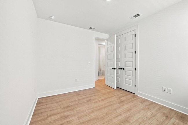 Building Photo - 3084 Claredon St