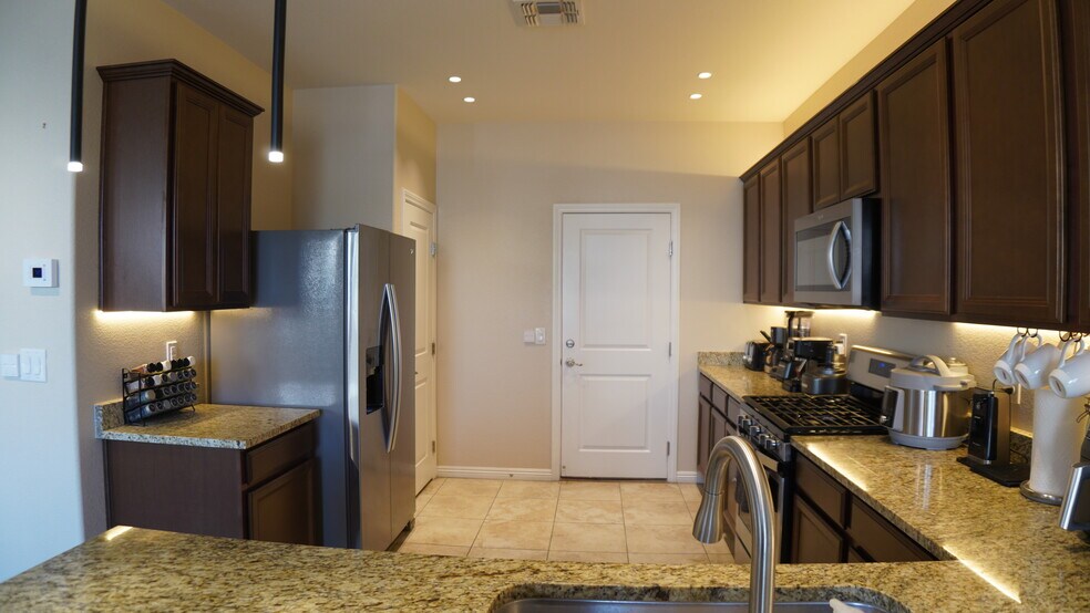 Building Photo - 5532 Autumn Cliffs Way