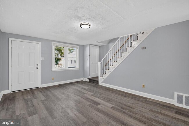Building Photo - 331 W 21st St