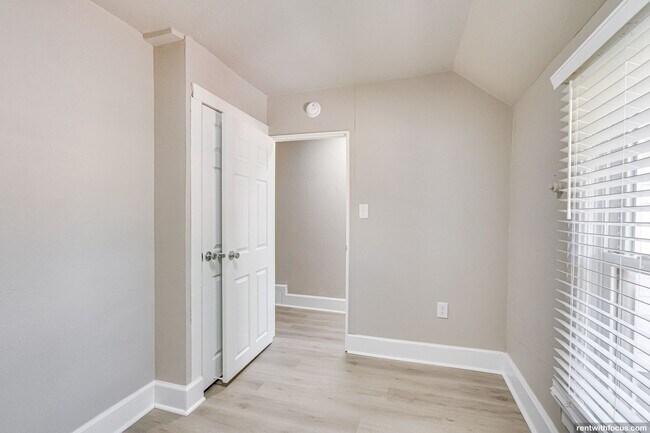 Building Photo - 1111 Oviatt St