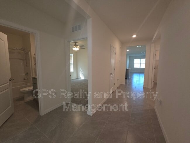 Building Photo - 33409 Country House Dr