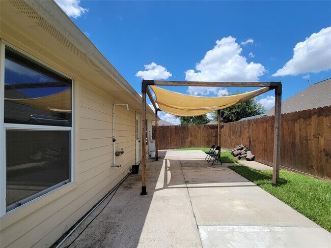 Building Photo - 19026 Yellow Thrush Dr