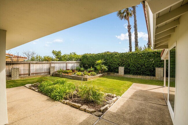 Building Photo - Tranquility on Beachside