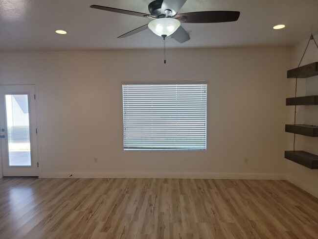 Building Photo - 4 Bedroom St. George Home with Bonus Room....