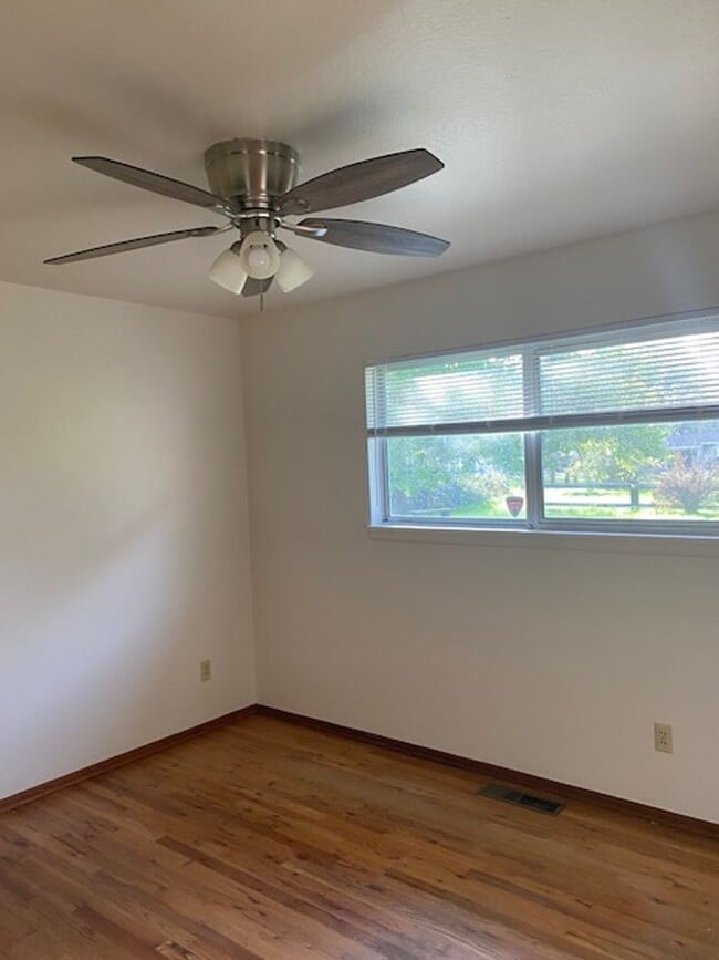 Building Photo - Nice Ranch Style House on 1 acre!!