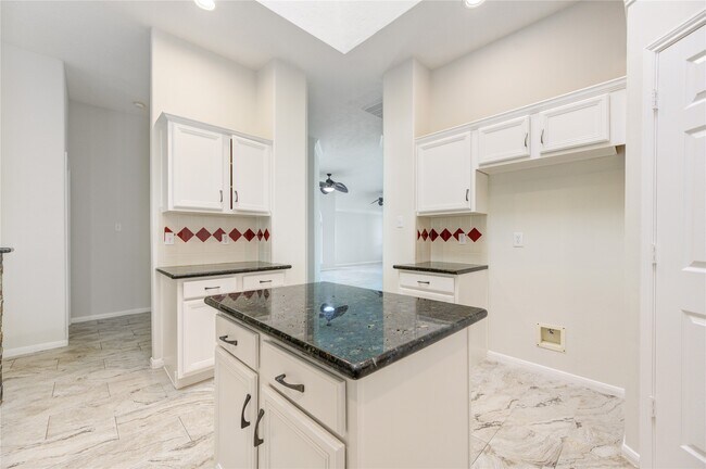 Building Photo - 15831 Laurel Cove