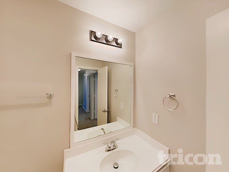 Building Photo - 1300 Pine Ln