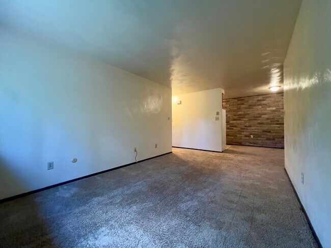 Building Photo - Cozy One Bedroom Apartment! Exposed Brick ...