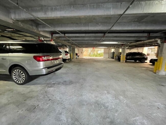 Building Photo - Beachside One Bedroom Condo with Parking a...