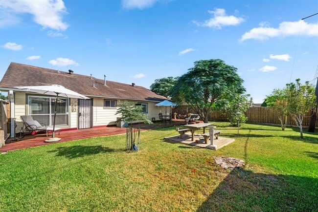 Building Photo - 16323 La Luna Dr