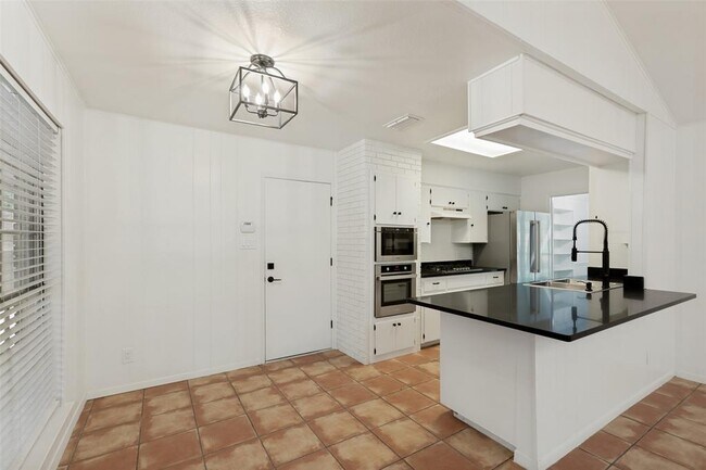 Building Photo - 1700 Barton Hills Dr