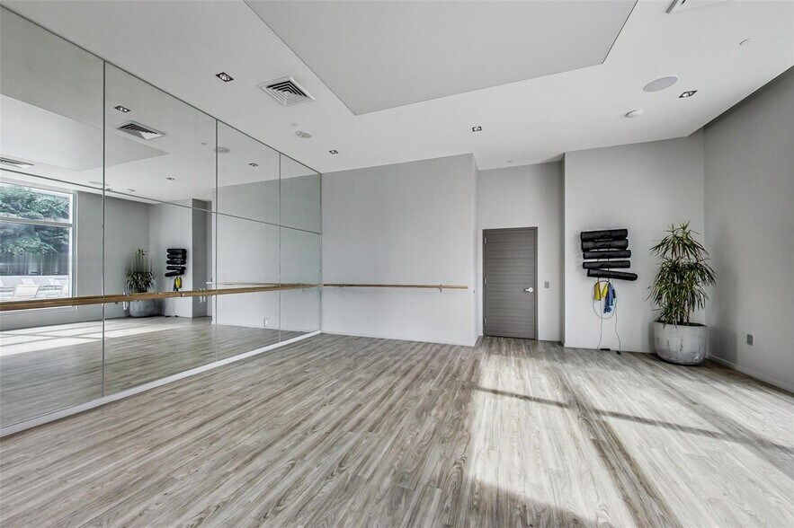 Building Photo - 1100 S Miami Ave
