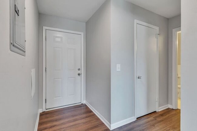 Building Photo - Remodeled 1 Bedroom Apartment!!! Walk to t...