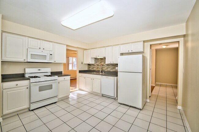 Building Photo - 1930 W Estes Ave