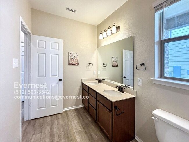 Building Photo - Beautiful 3-Bedroom Home with Fenced Yard ...