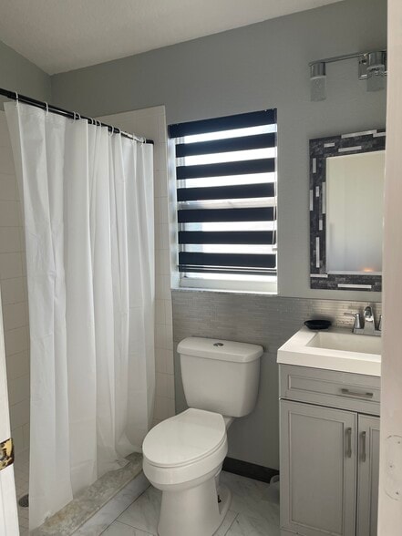 Building Photo - 1061 Jaybee Ave