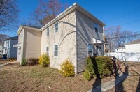 Building Photo - Charming 2 Bedroom 1 Bathroom - Great 2 Be...