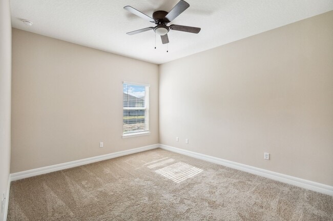 Building Photo - Beautiful Energy Efficient 4/2 Close to La...