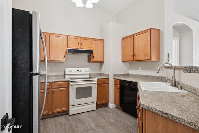 Building Photo - 5409 S 10th Ave