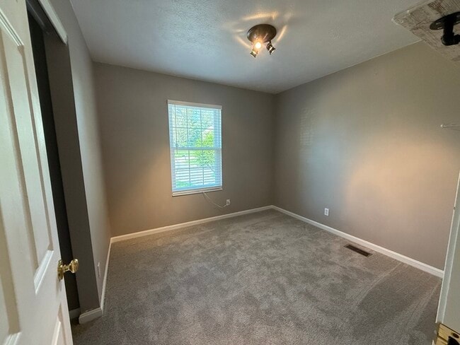 Building Photo - Single Family