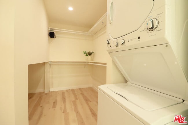 Building Photo - 9024 Phyllis Ave