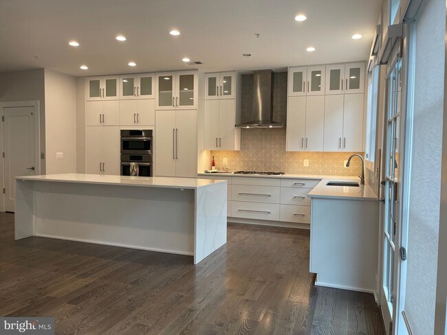 Building Photo - 3721 Chevy Chase Lake Dr