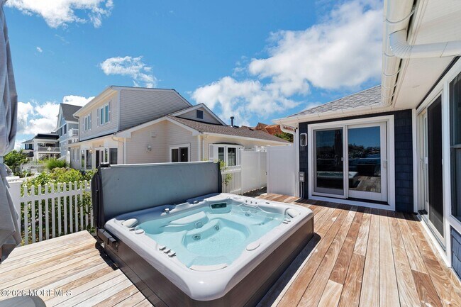 Building Photo - 347 Bay Ln