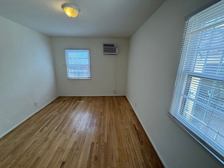 Building Photo - 906 Alandele Ave