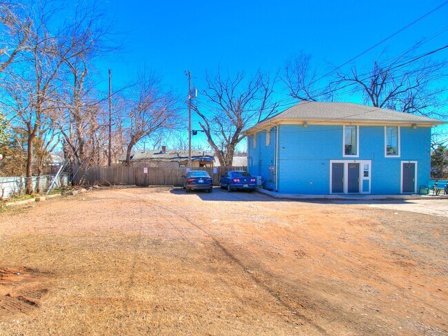 Building Photo - Cute Duplex - Upper Unit!