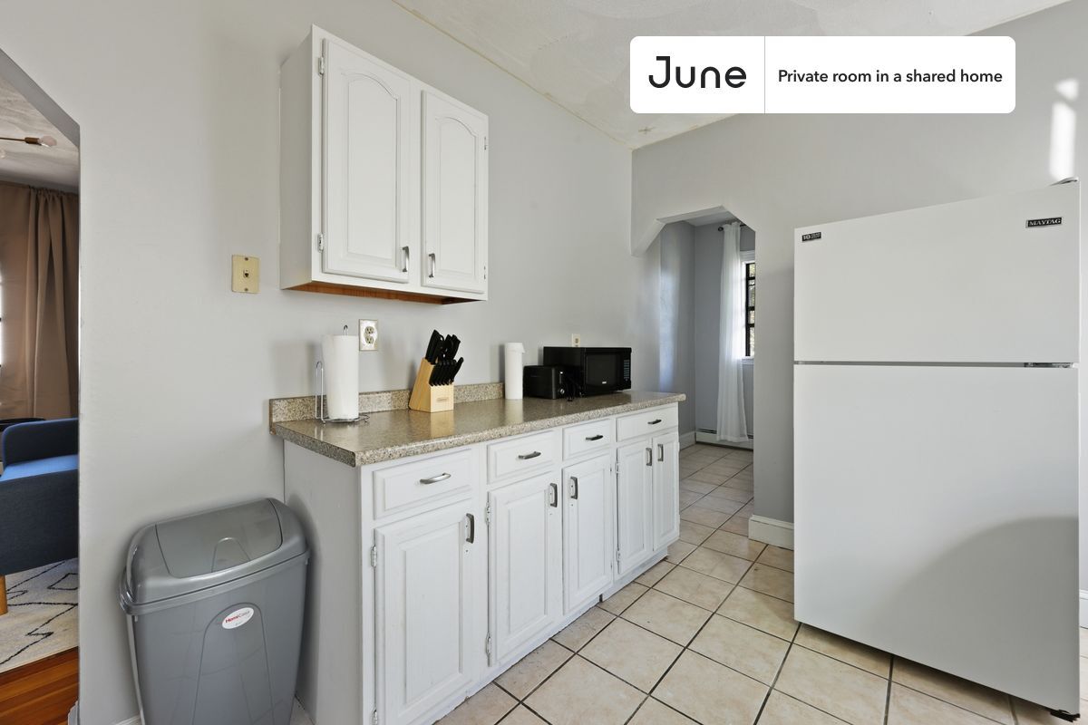 Building Photo - Private bedroom in 4 bed/1 bath Home