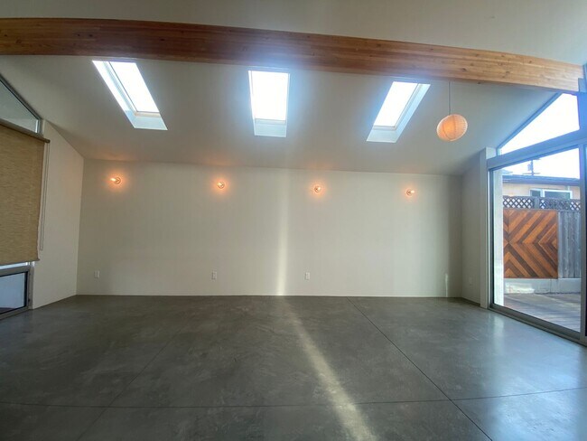 Building Photo - M340 - Miller