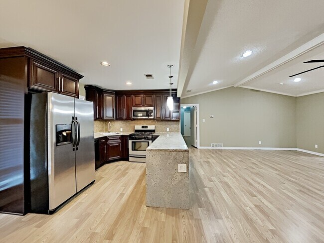 Building Photo - 2725 Forest Grove Dr