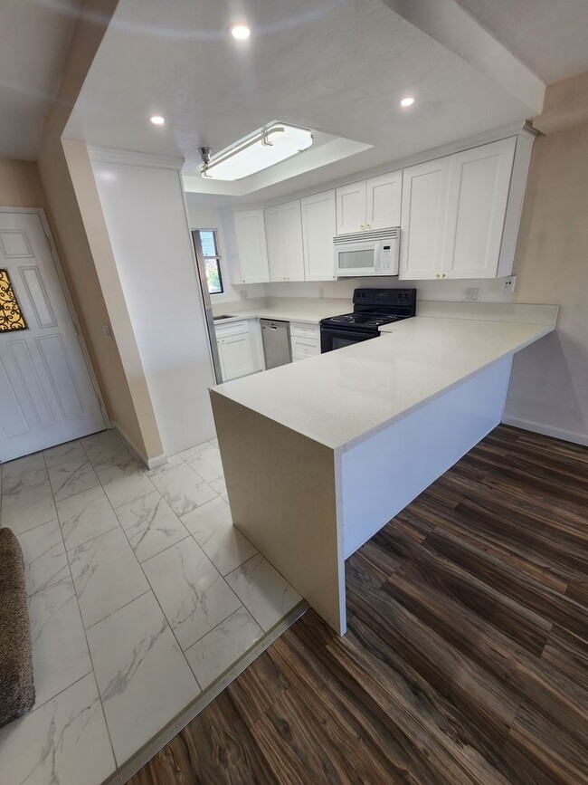 Building Photo - DECKER Town Home