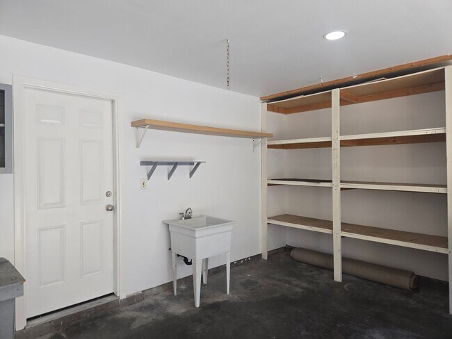 Building Photo - Beautiful townhome