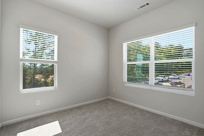Building Photo - BRAND NEW TOWNHOME-9 FOOT CEILINGS-TWO CAR GARAGE-POOL COMMUNITY