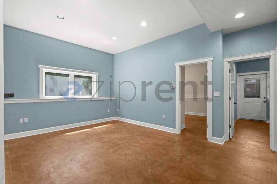 Building Photo - Unit