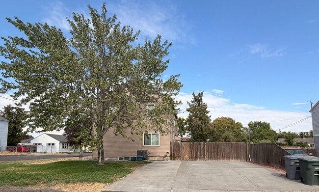 Building Photo - 1209to