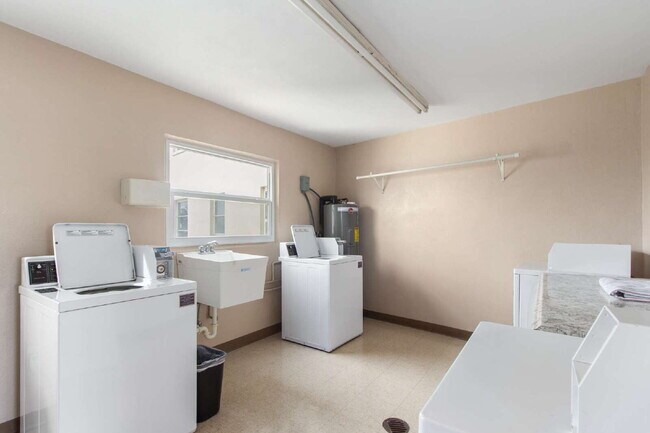 Building Photo - beautifully Furnished 1 Bedroom, 1 Bath, Walk-in Closets in both bedrooms. with a community Heate...