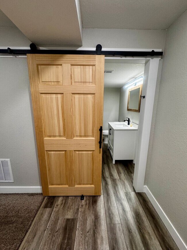 Building Photo - 3 Bedroom Home with Basement in Stetson Hills