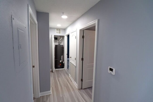 Building Photo - Newly renovated first floor condo! 2 bedrooms
