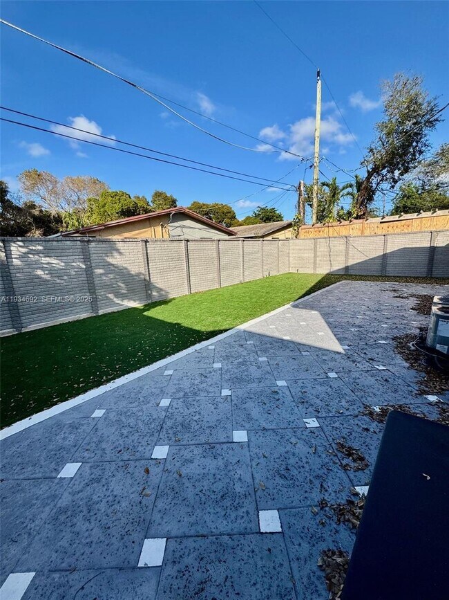 Building Photo - 100 SW 9th St