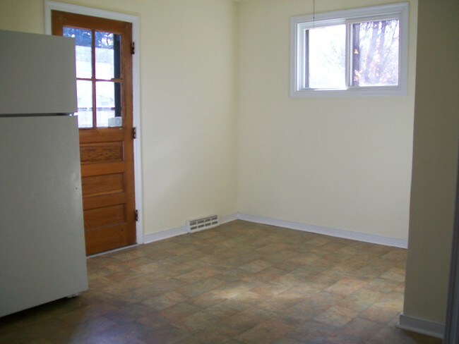 Building Photo - 3919 Redstone Dr