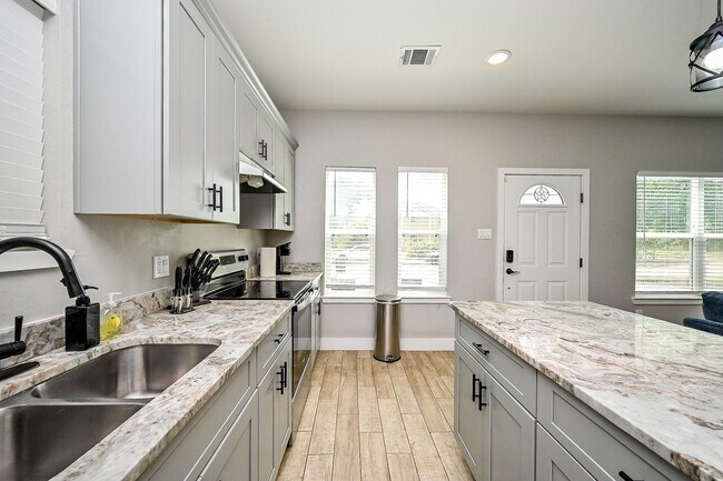 Building Photo - 5007 Briscoe St