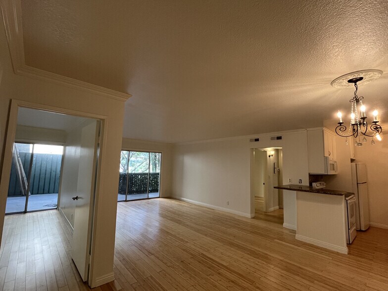 Building Photo - 552 N Bellflower Blvd