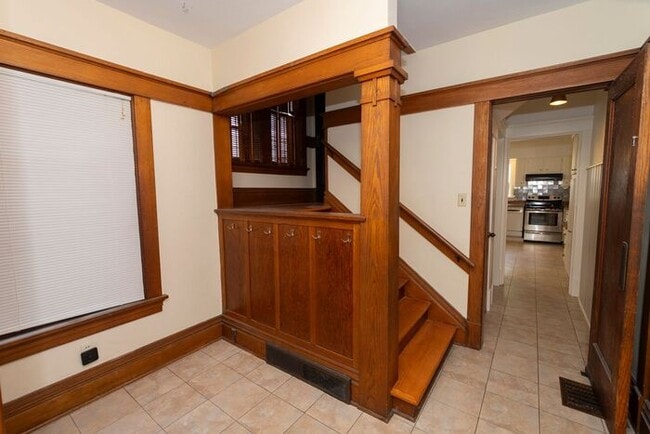 Building Photo - Near Northwest Neighborhood in South Bend 4 bedroom Craftsman style 2-story