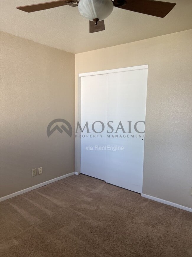 Building Photo - 921 S Val Vista Dr