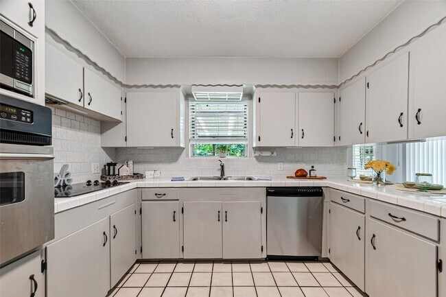 Building Photo - 5114 Beechnut St