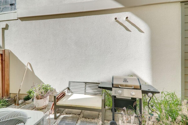 Building Photo - 37523 Sand Drift Rd