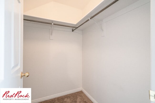 Building Photo - Spacious 3 Bedroom Townhome in Central St....