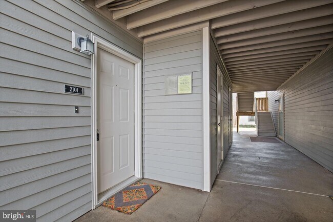 Building Photo - 2101 Ravens Crest Dr
